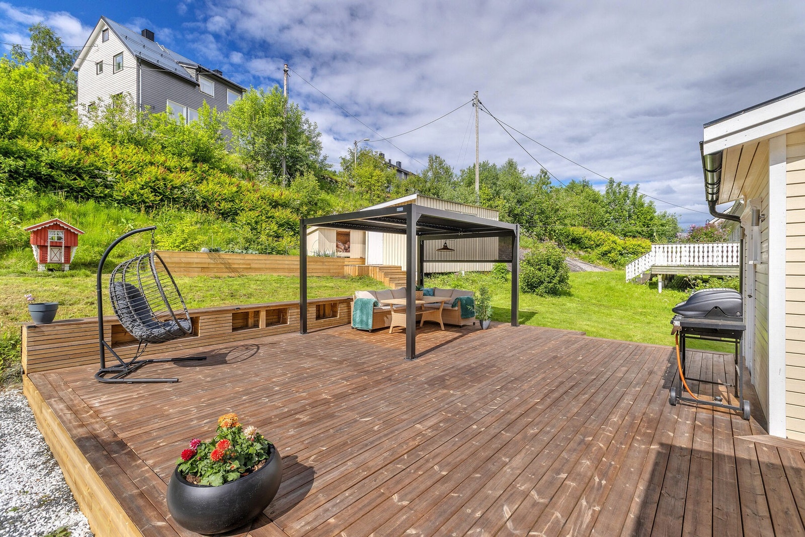 Terrassen er delvis overbygget med en pergola. Galleribilde