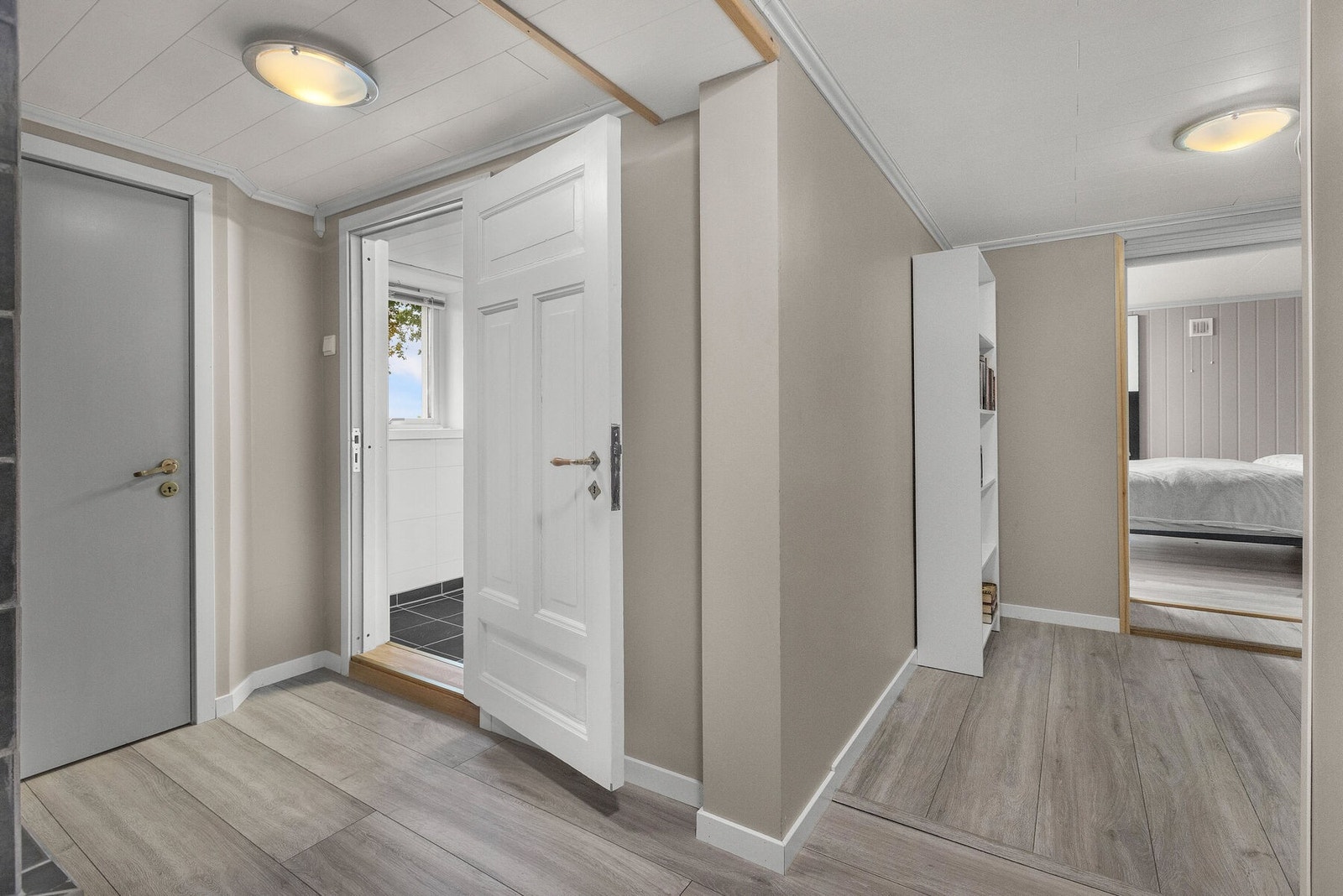 Lyse overflater i gangen i underetasjen. Galleribilde
