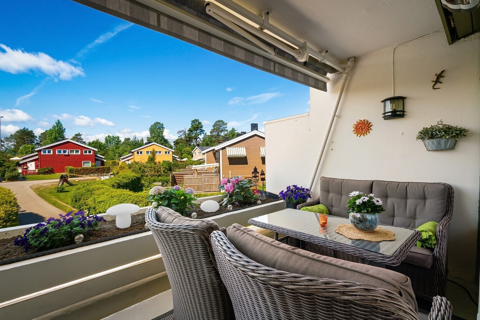 Vestvendt terrasse. Galleribilde