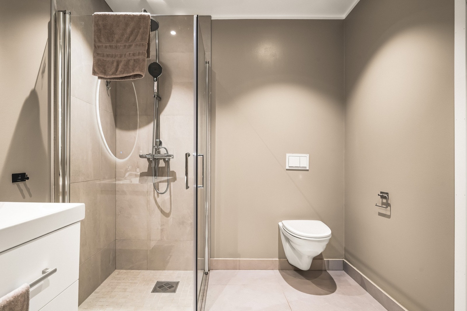 Badet måler 8 kvm og ble oppgradert i 2021 Galleribilde