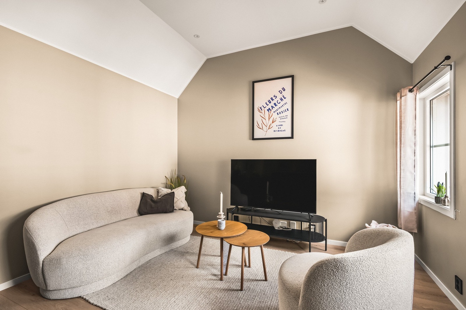 Det er plass til en sofagruppe med sofabord og mediemøblement Galleribilde