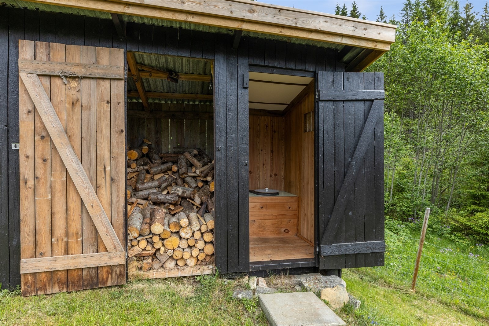 Utedo og bod Galleribilde