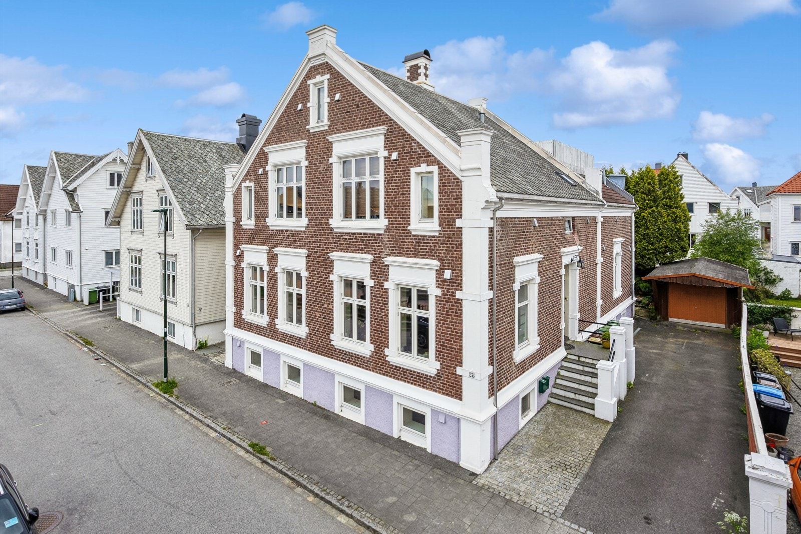 DNB Eiendom AS Storhaug Vest - Historisk eiendom fra 1900 med renoveringsbehov - 233 kvm fordelt over to etg, garasje, skjermet uteområde, sentralt