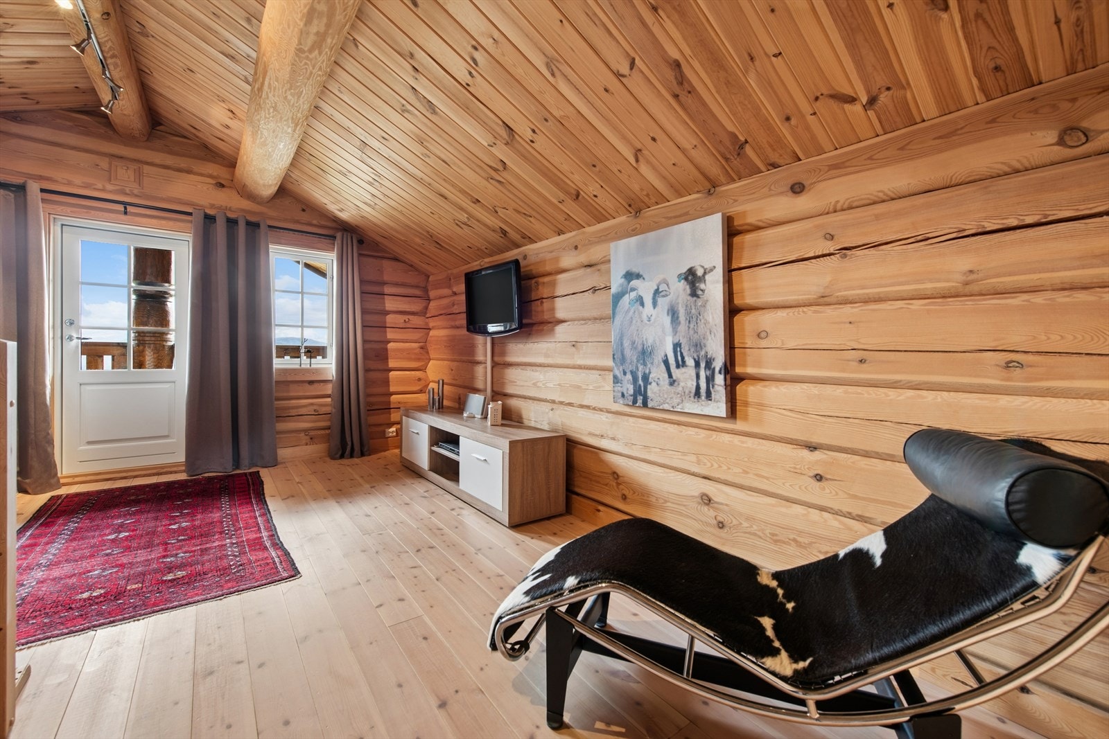 Fra loftstuen er det utgang til overbygget veranda. Galleribilde