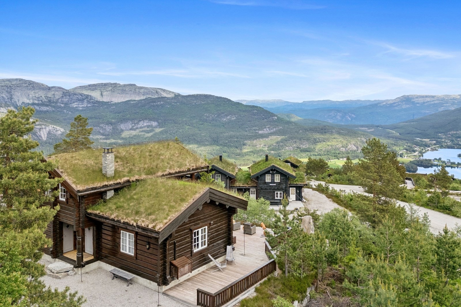 Vrådal er en helårsdestinasjon med gode aktivitetsmuligheter sommer som vinter. Alpin vinterstid, golf, turer i fjellet og vannaktiviteter på sommeren. Et sted hele familien vil trives! Galleribilde