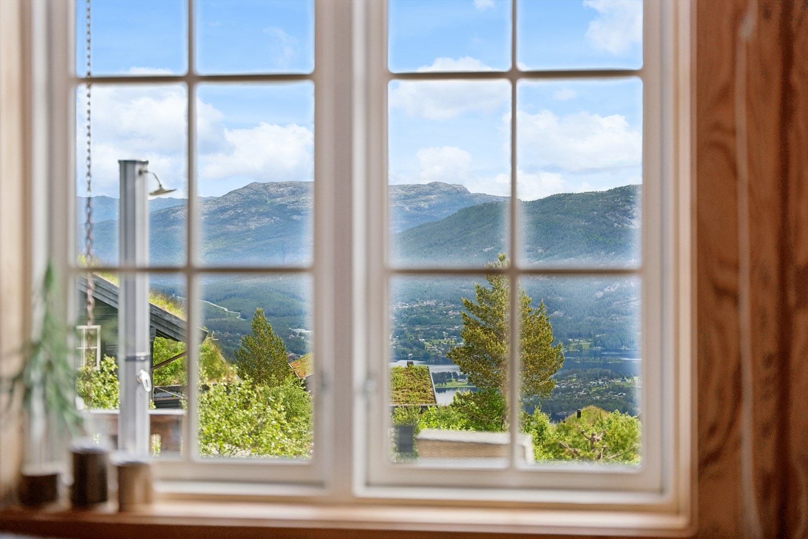 Utsikt mot fjellheimen fra flere av hyttas rom. Galleribilde