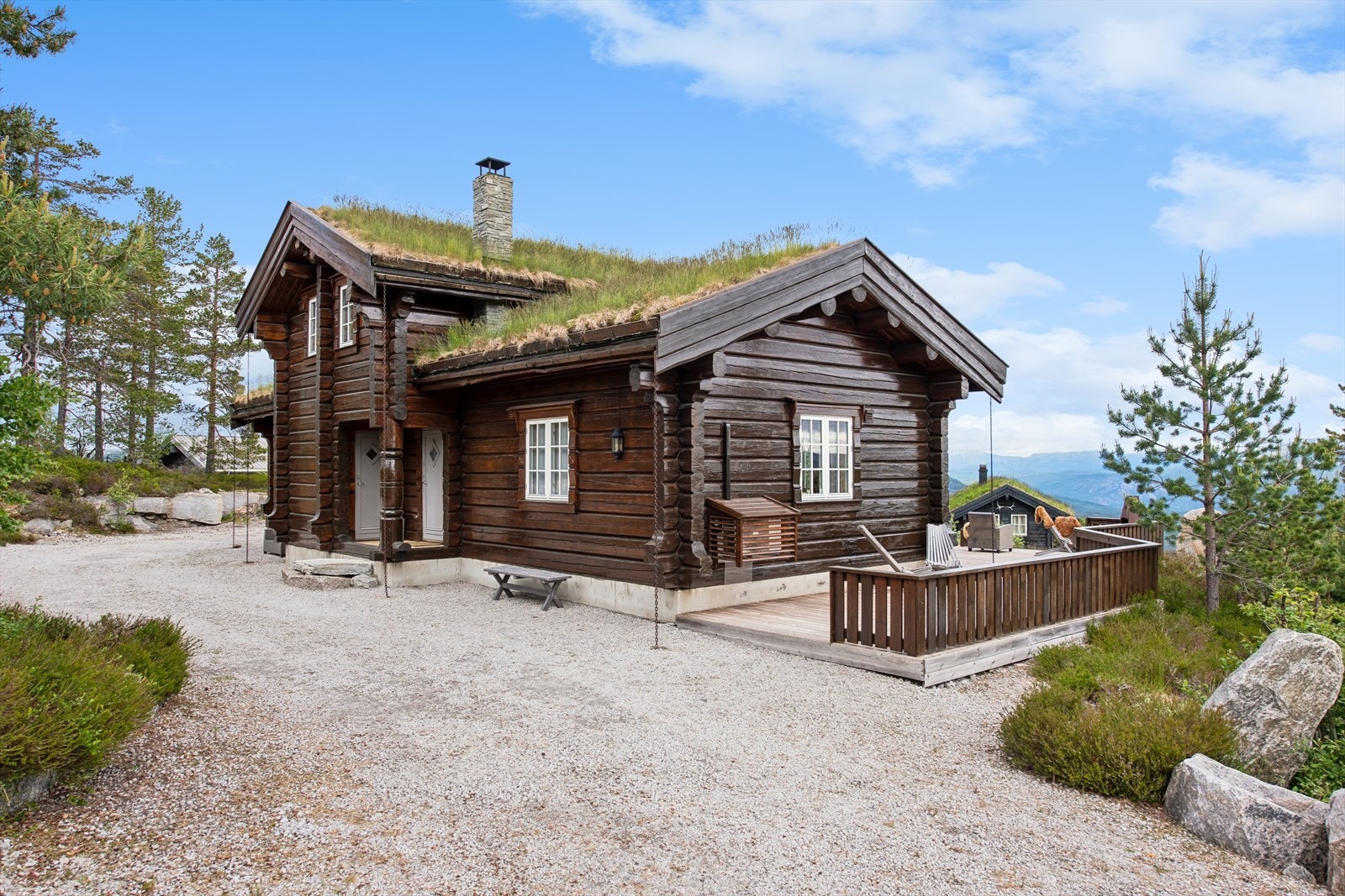 Hytta ligger fint til i terrenget. Naturtomt og stor gårdsplass som gir gode parkeringsmuligheter for deg og dine gjester. Galleribilde