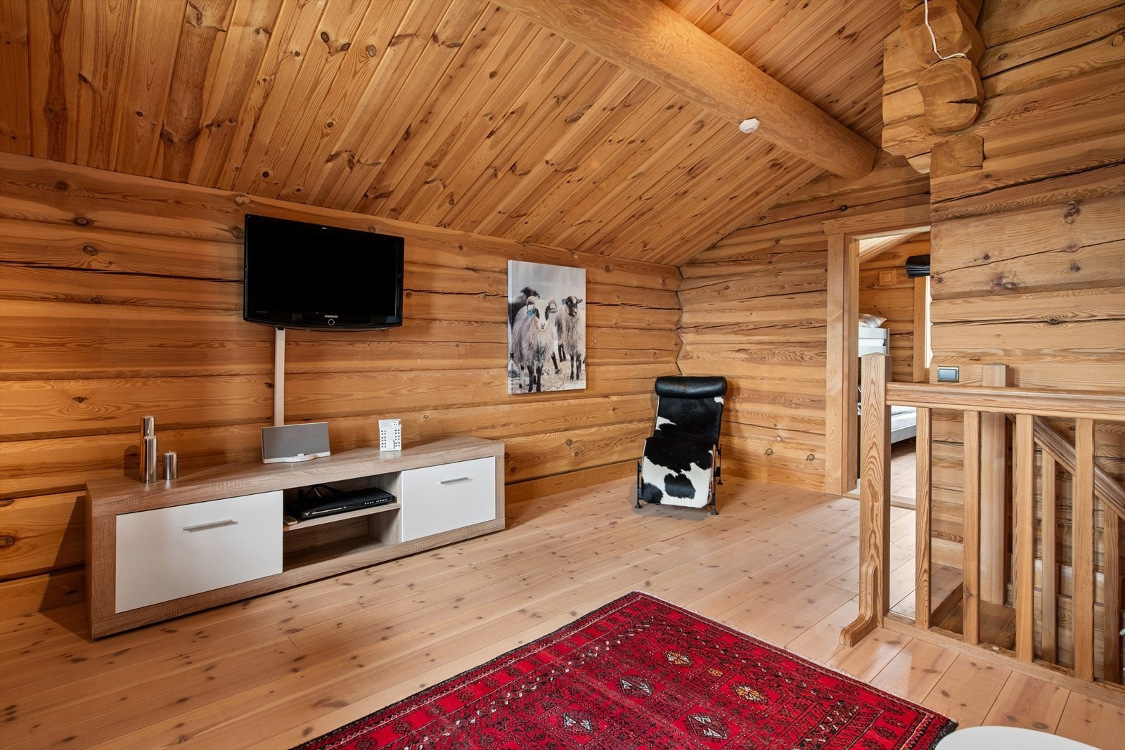 I andre etasje finner du en romslig loftstue, perfekt som en ekstra TV-stue eller lekerom. Galleribilde