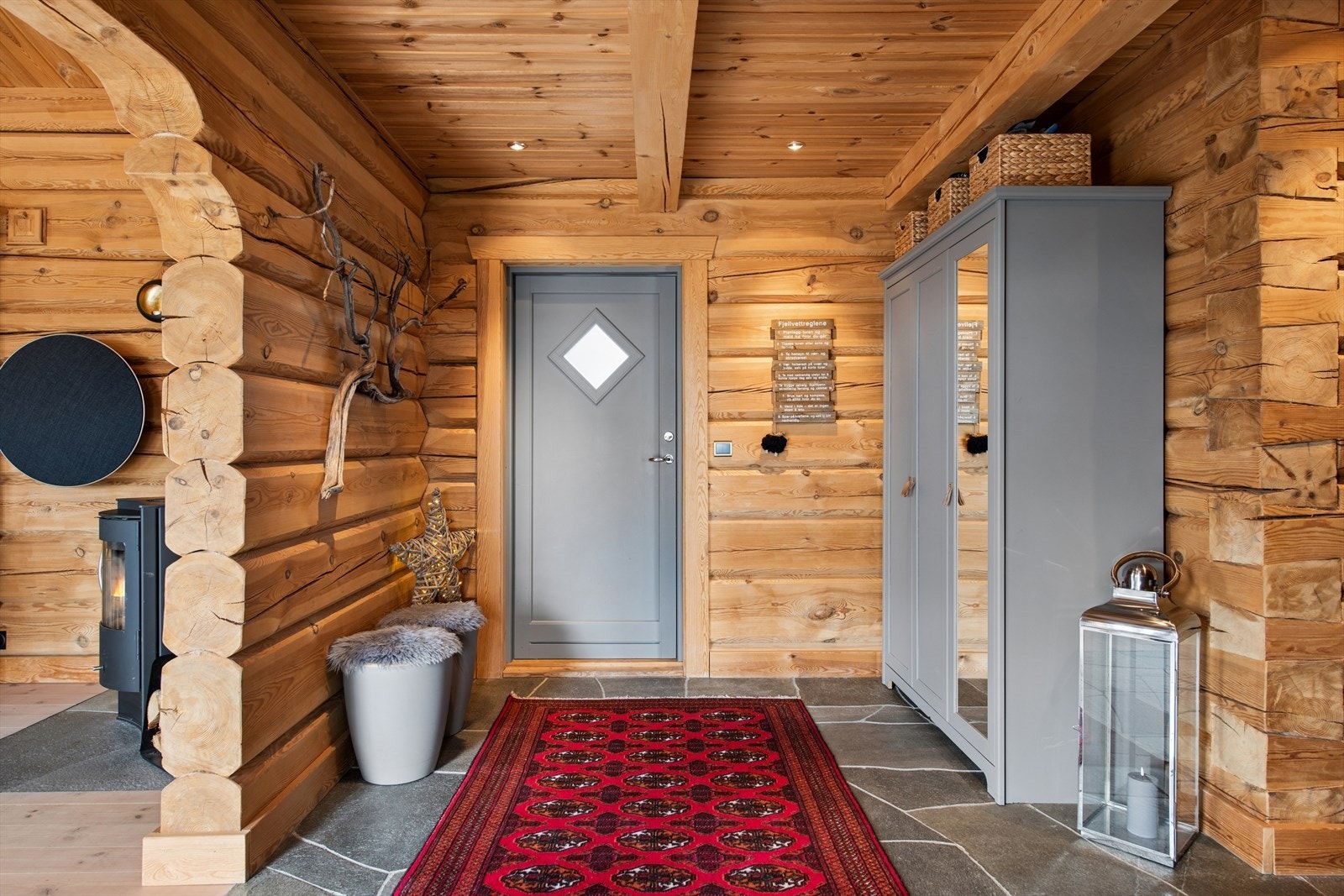 Hallen har gulv av naturskifer med varmekabler og god plass til yttertøy og sko. Galleribilde