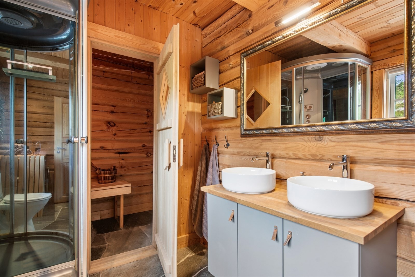 Badet har innredning med doble servanter og direkte adkomst til egen badstue. Galleribilde