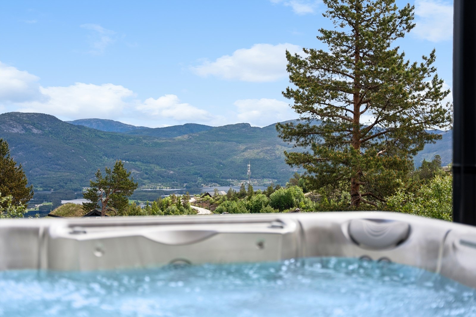 Jacuzzi og utedusj på usjenert terrasse. Galleribilde