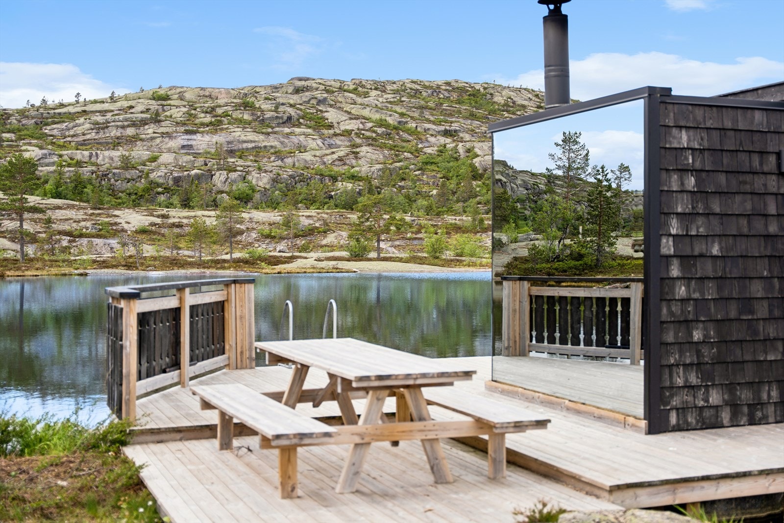 Nyt en unik badstuoppleves med utsikt over vannet og Tverrfjellet. Badstuen kan leies året rundt. Se mer på https://www.visitnorway.no/listings/panorama-badstu/281860/ Galleribilde