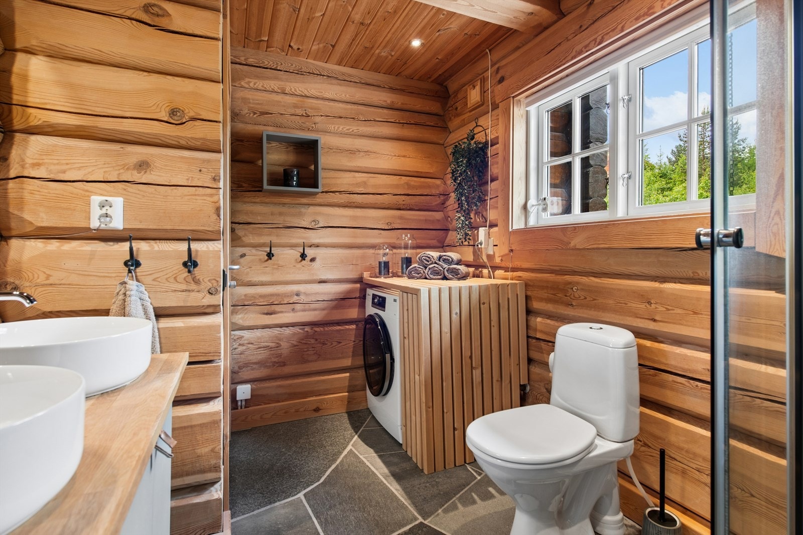 Det er opplegg for vaskemaskin på badet. Galleribilde