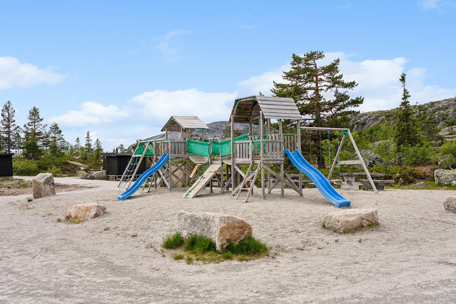 På toppen er det bl.a. lekeplass for barna, fotballløkke, felles bålplass og badstue med bademulighet. Gangavstand fra hytta! Galleribilde