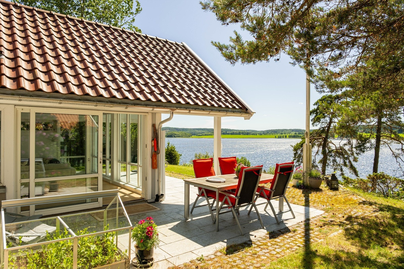 Hyttas eleverte posisjon byr på flott, vestvendt utsikt. Galleribilde
