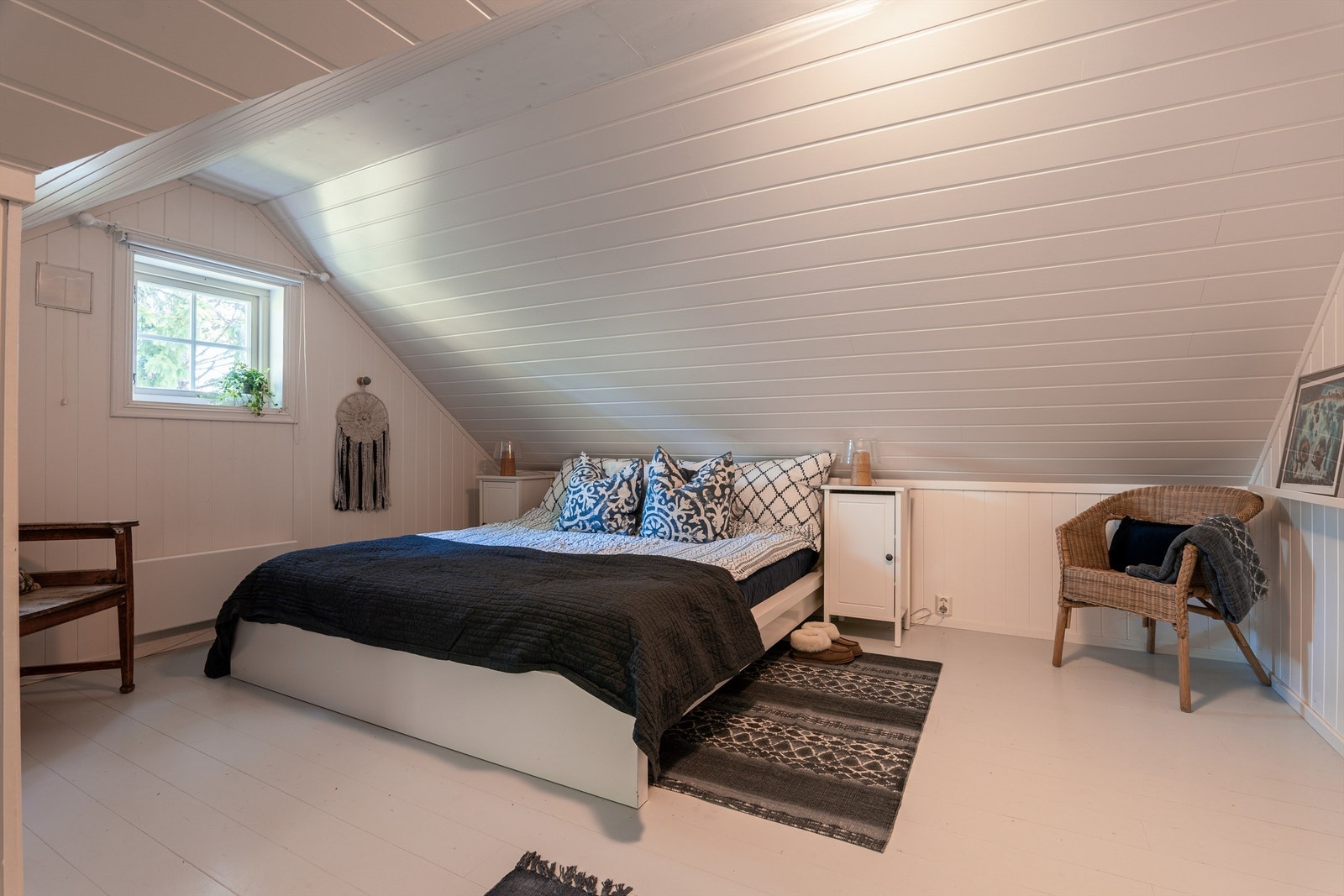 Med omkring hele 18 kvm. gulvflate er dette med god margin etasjens største soverom. Galleribilde