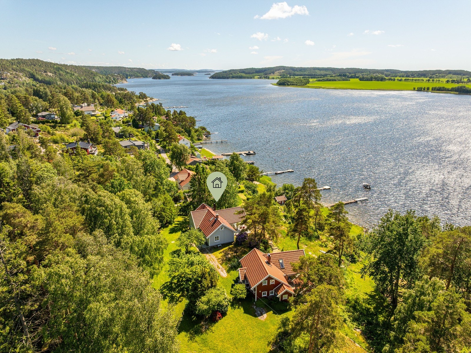 I meget idylliske omgivelser på Ullerøys solfylte vestside ligger denne fantastiske fritidseiendommen, med båtplass i Tosekilen. Fotograf; Kristoffer Kristiansen. Galleribilde