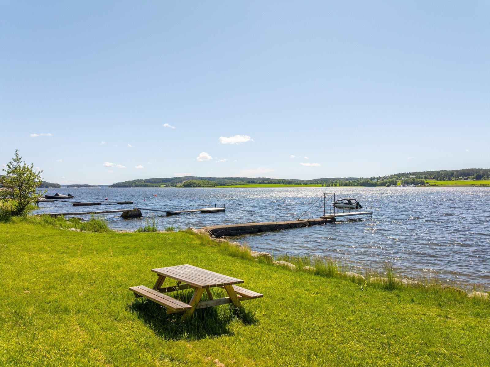 Fellesarealet langs kilen - et herlig sted for pikniker og bading i både solen og sjøen. Galleribilde