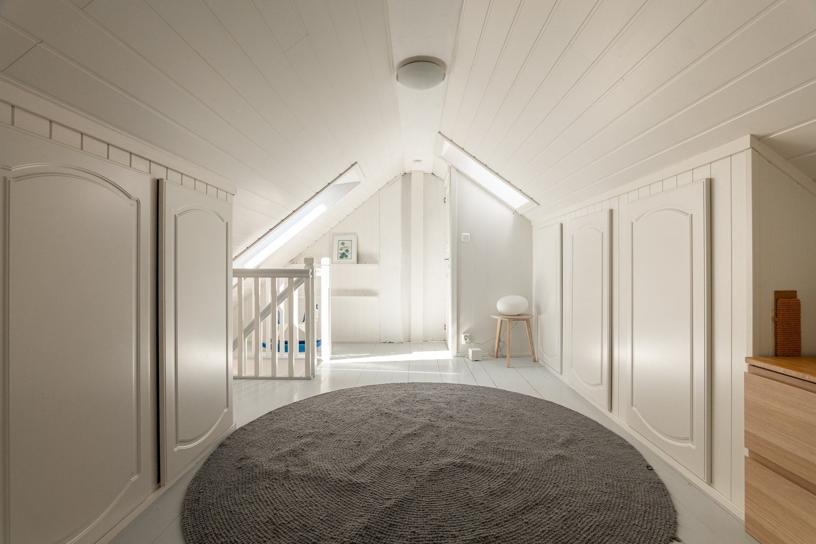 Skrånende himlinger skaper en fremtredende lofts-atmosfære i andre etasje. Himlingshøyden er i gangen målt til like over 200 cm. Galleribilde