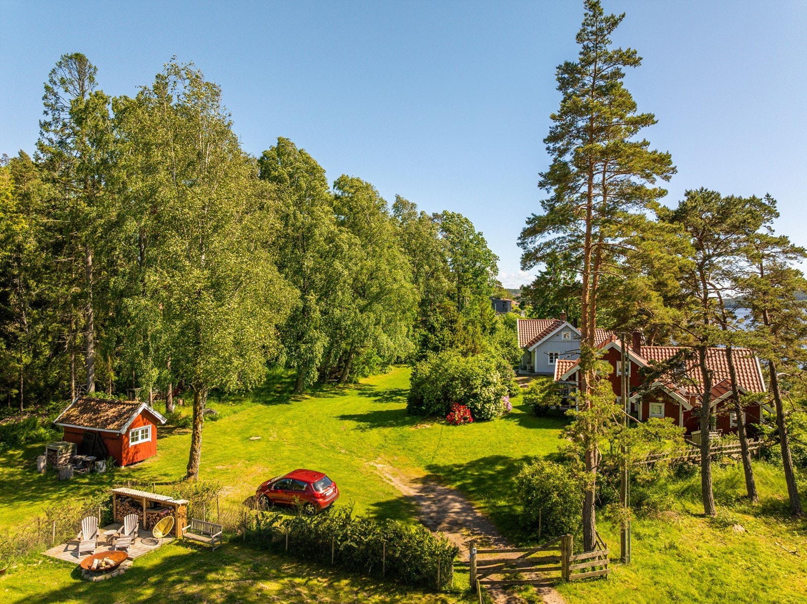 På oversiden av hyttene finnes et fellesareal med utebod og biloppstillingsplasser. Galleribilde