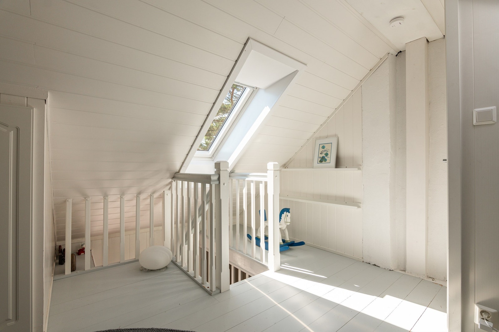 Takvinduet gir overlys til både trappen og peisstuen under. Galleribilde