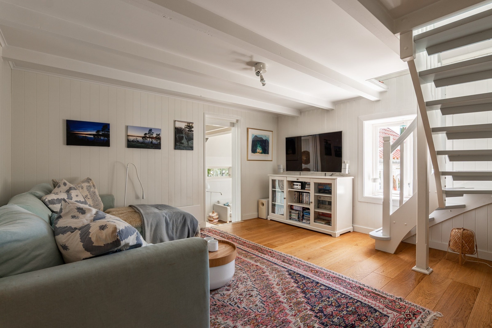 Peisstuen er på et høyere nivå enn kjøkkenet og avstandsskapende mellom soverommene og den sosiale sonen. Galleribilde