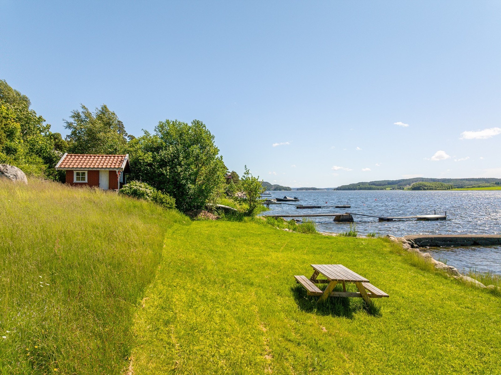 Rett ovenfor bryggen står et praktisk båtnaust som disponeres i fellesskap av de fire fritidseiendommene. Galleribilde