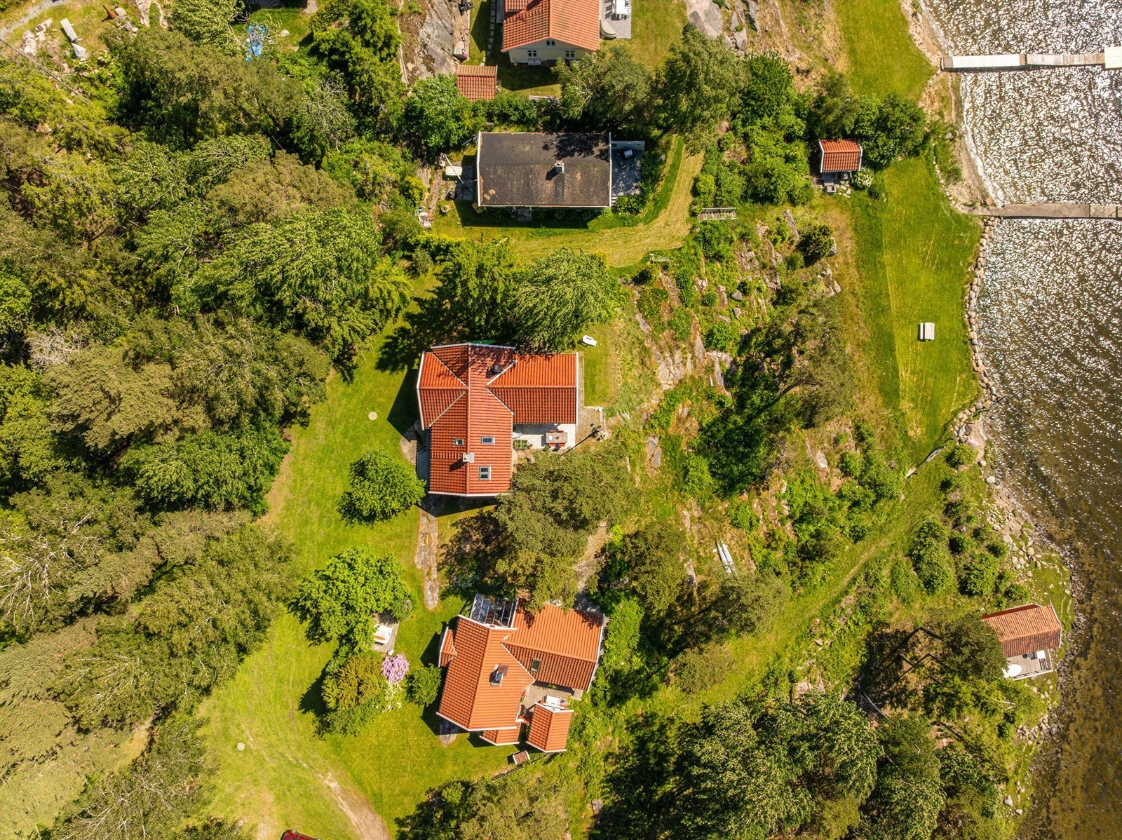 Nummer 85 utgjør den midtre blant tre av fritidseiendommene som utgjør part i realsameiet. Den fjerde ligger noe lenger nord. Galleribilde