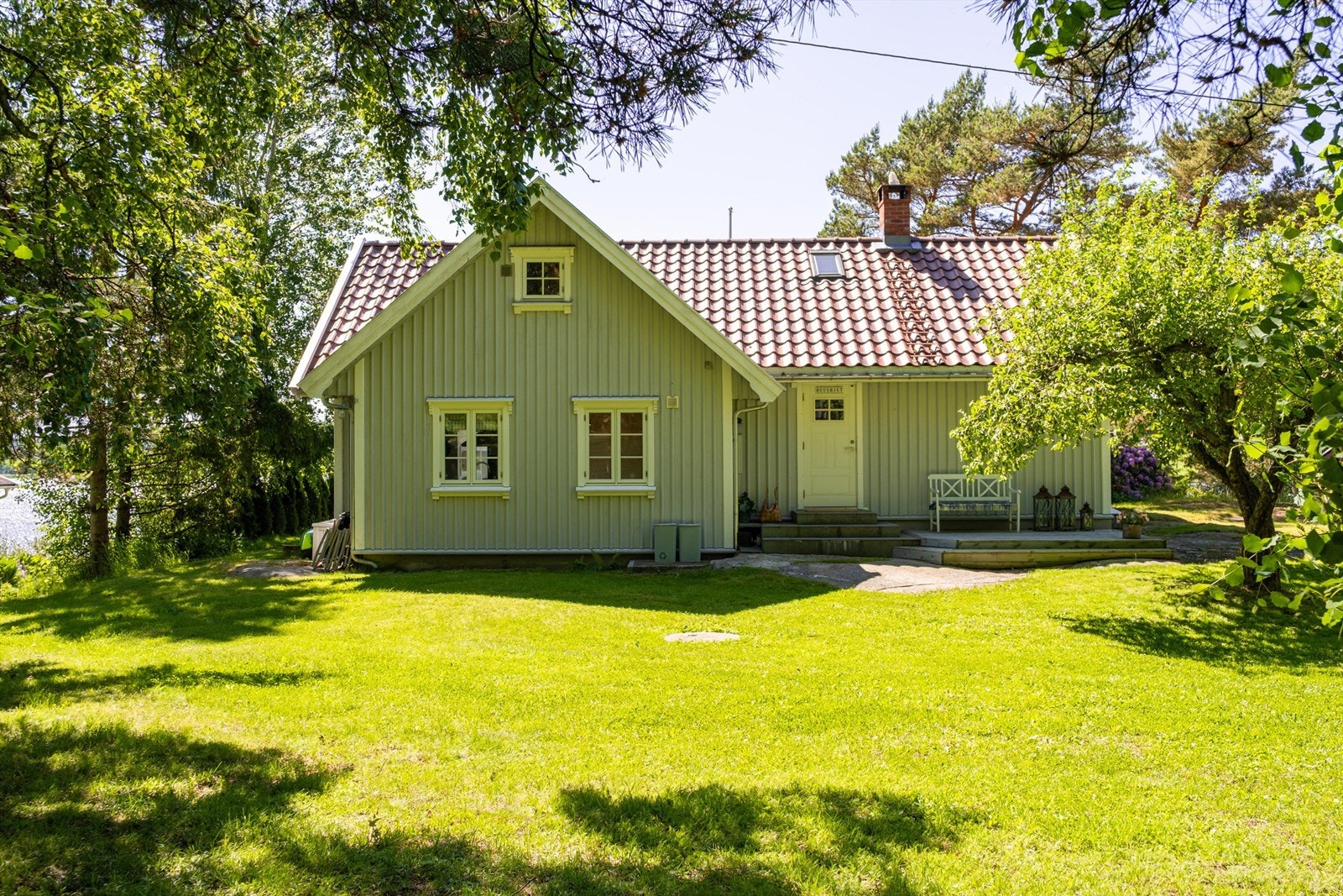 Plattingen foran inngangspartiet har sommerstid sol første del av dagen og er på vindfylte dager et lunere alternativ til den store og åpne på motsatt side. Galleribilde