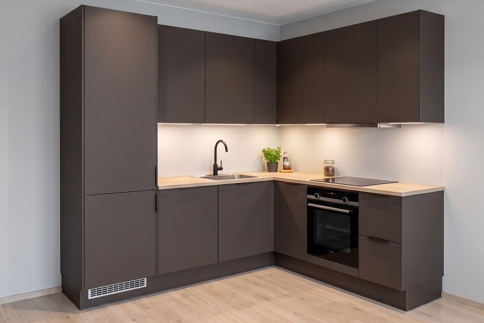 Oppgradert kjøkken m/integrerte hvitevarer fra Electrolux. Innredning, HTH ES Base, Mokka varm grå, NCS S3005-Y20R. Bildet redigert/laget m. KI. Avvik vil forekomme. Galleribilde