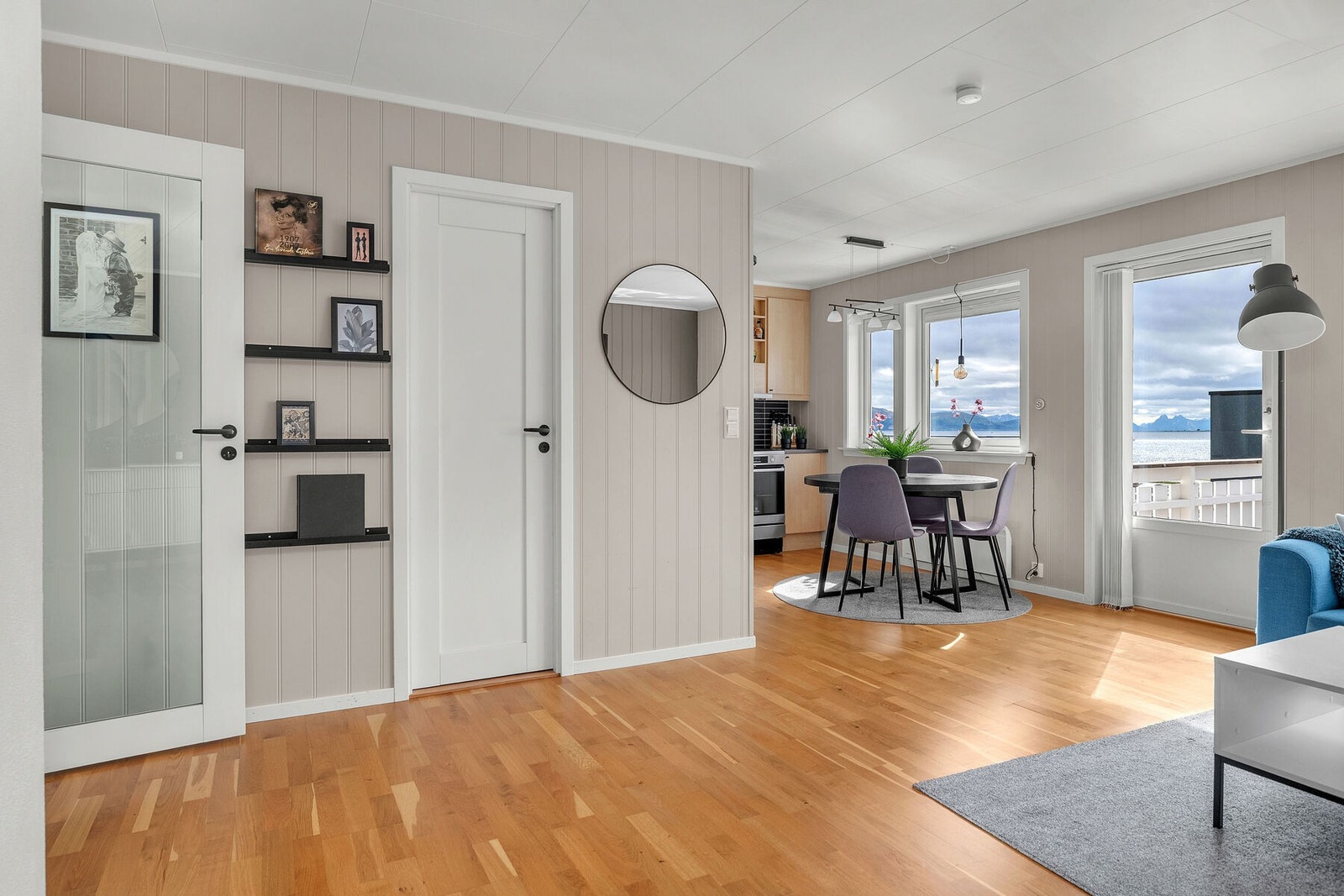 Romslig stue med åpen kjøkkenløsing. Galleribilde