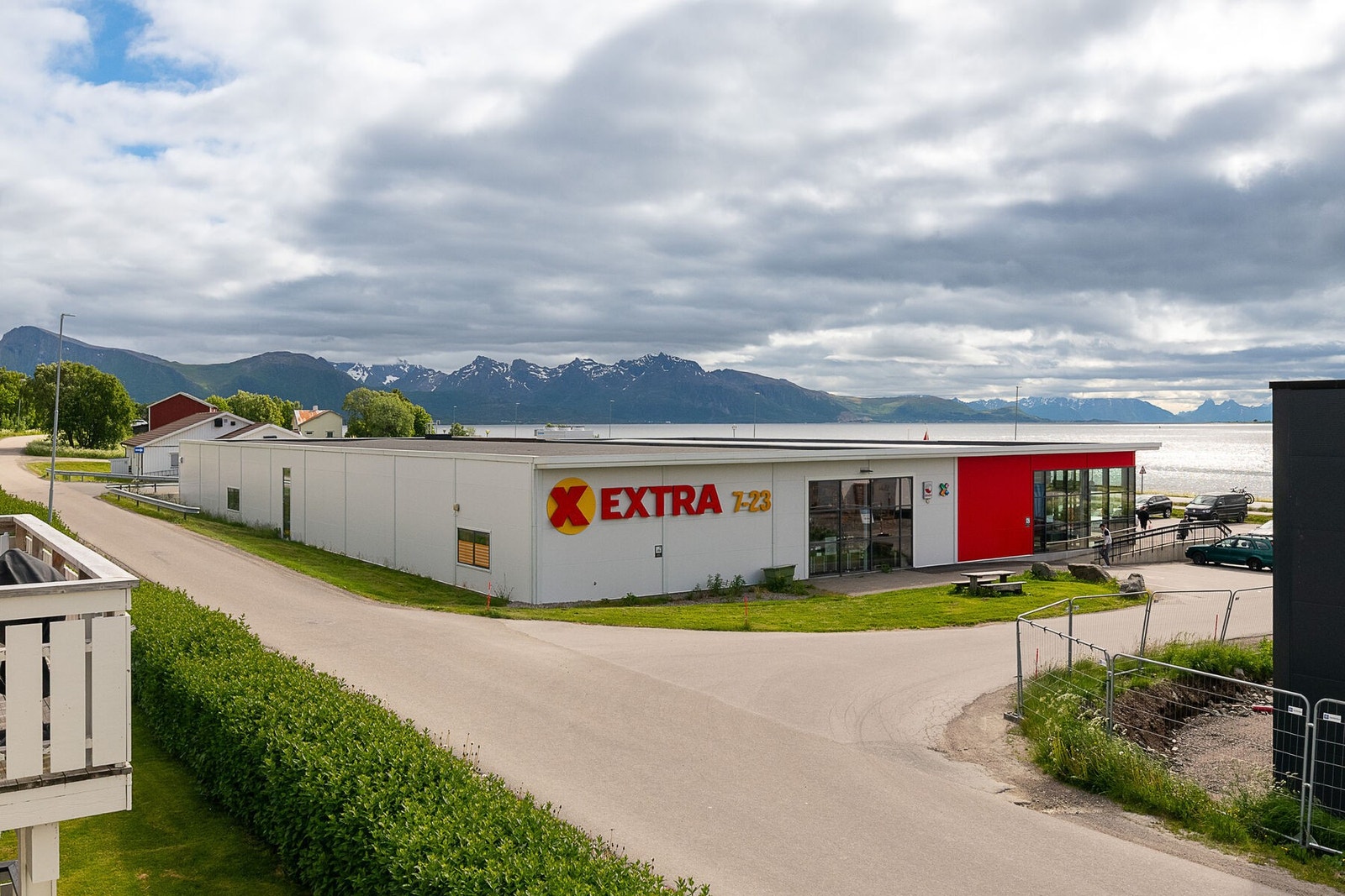 Leiligheten byr utsikt mot sjø og fjell i sør. Galleribilde