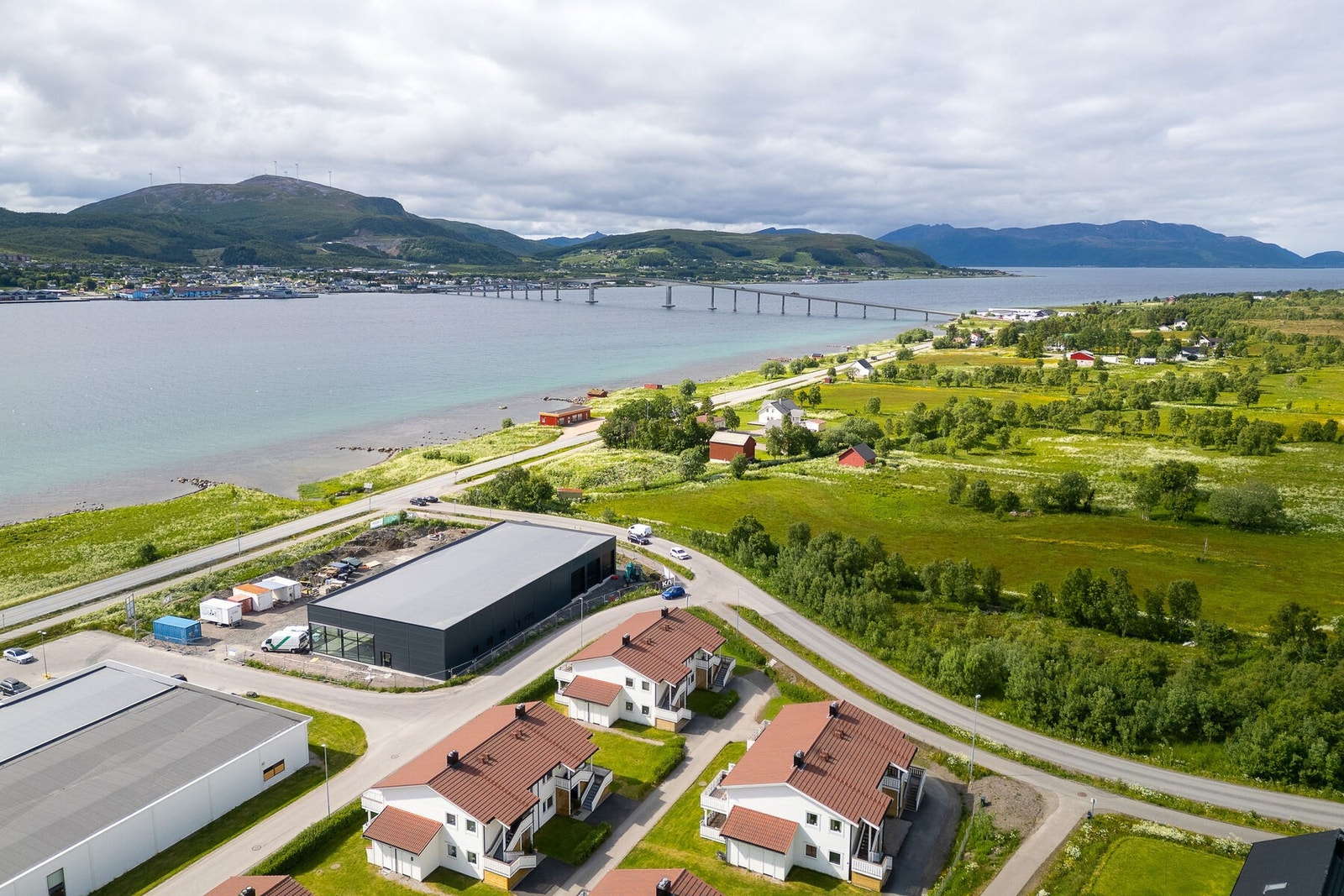 Solåpen tomt i rolig og barnevennlig boligområde, med kort gangavstand til bl.a. skoler, barnehage og matbutikk. Galleribilde