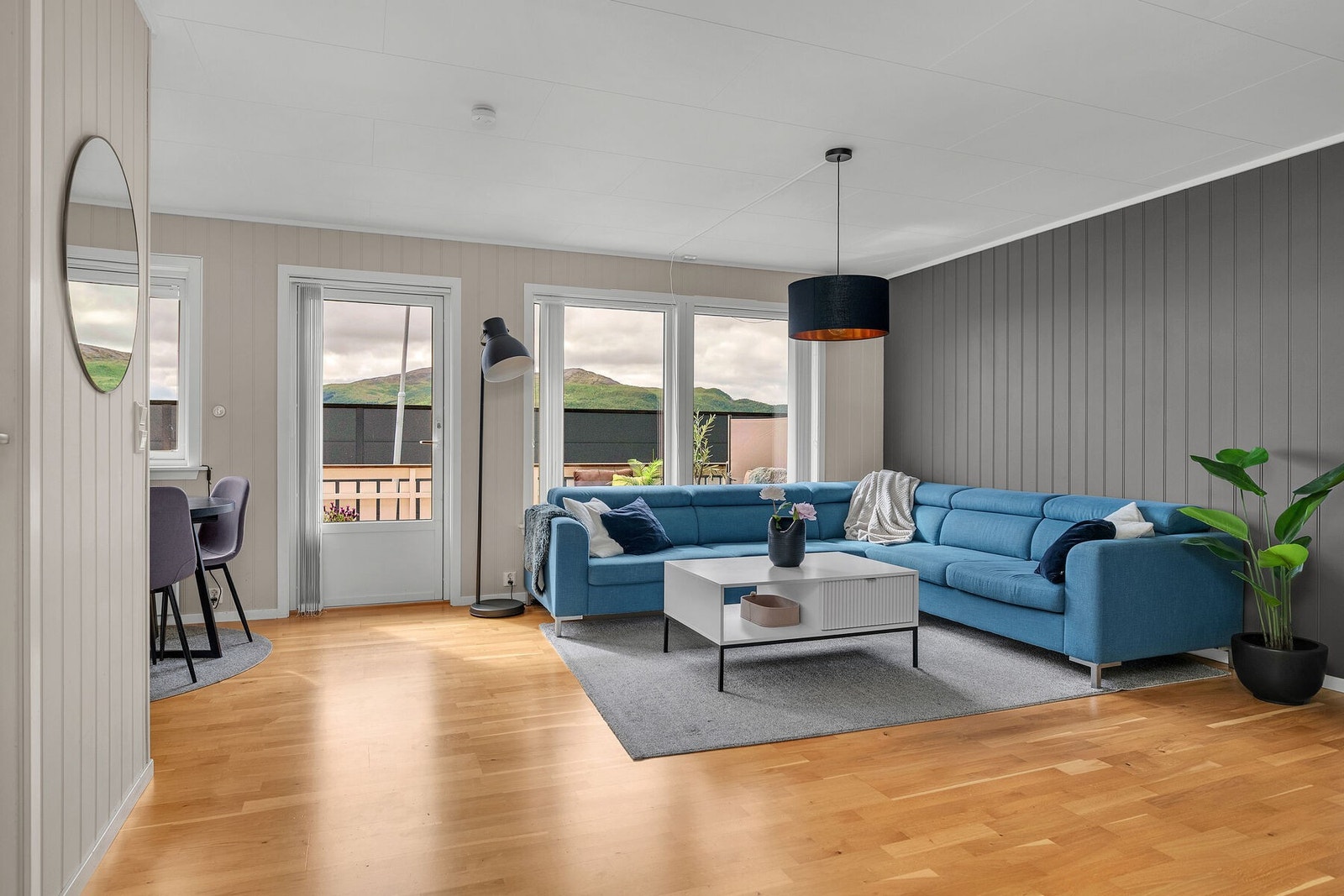 Stuen har store vindusflater som tilfører rommet rikelig med dagslys, i tillegg til å gi fint utsyn. Herfra er det direkte utgang til terrassen. Galleribilde