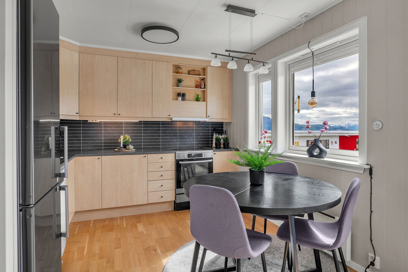 Stue og kjøkken i åpen løsning, med plass til møblering av en spisegruppe. Galleribilde