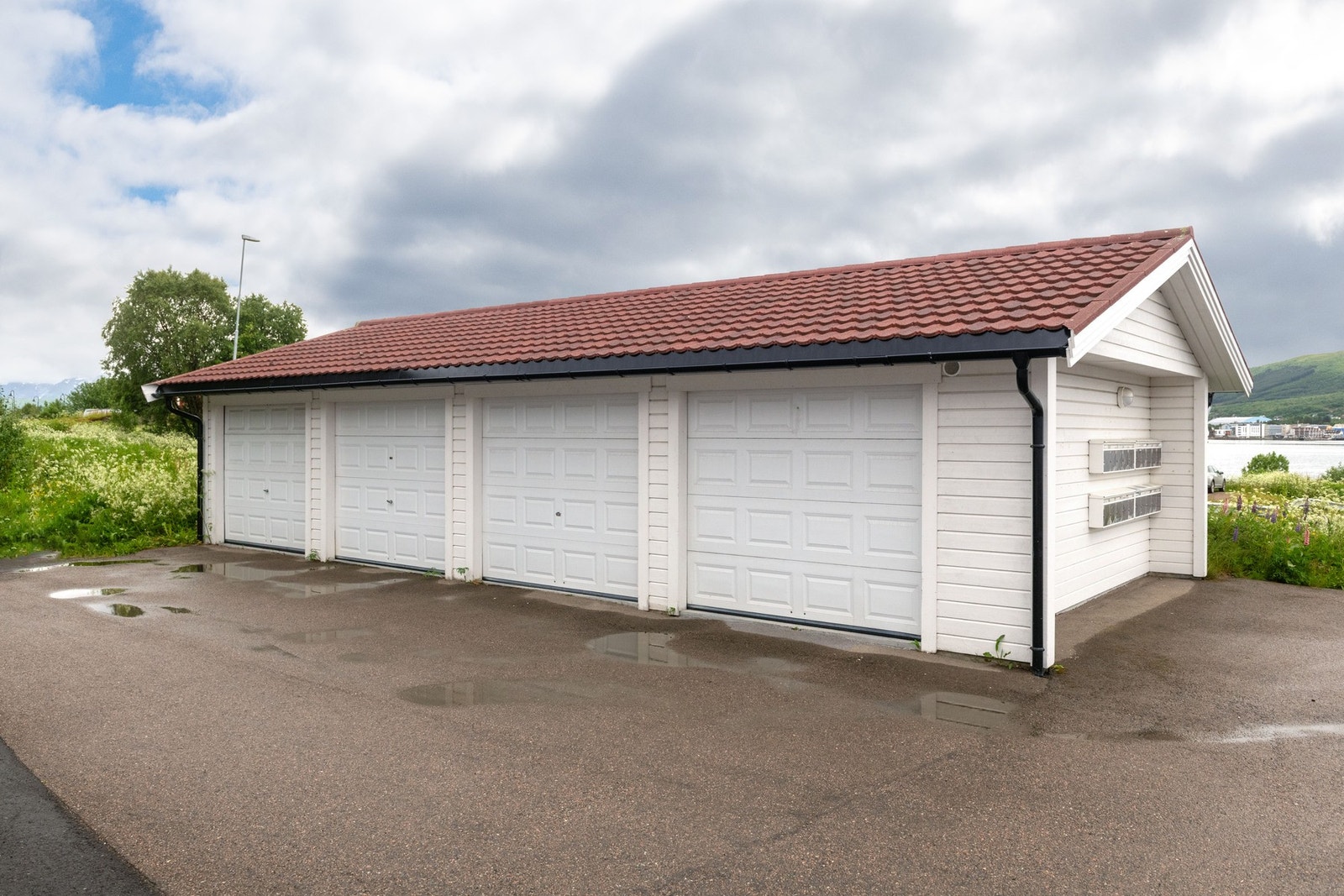 Det medfølger to parkeringsplasser, én utendørs og én i garasje på ca. 17 kvm som er tilrettelagt for montering av el bil lader. Galleribilde