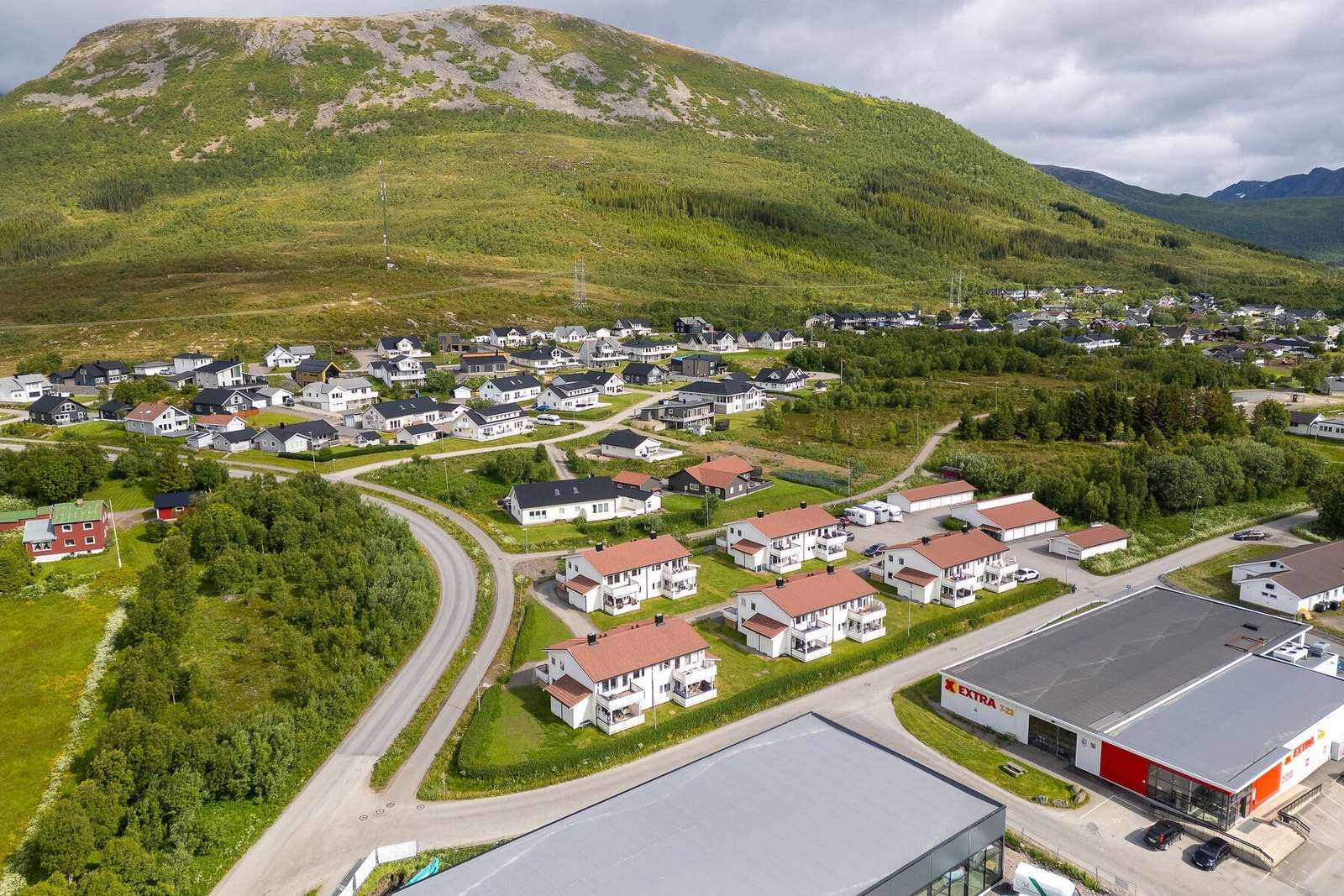 Leilighet i borettslag som har beliggenhet i bygningens 2. etasje, som endeleilighet mot nord, i etablert boligområde på Strand. Galleribilde