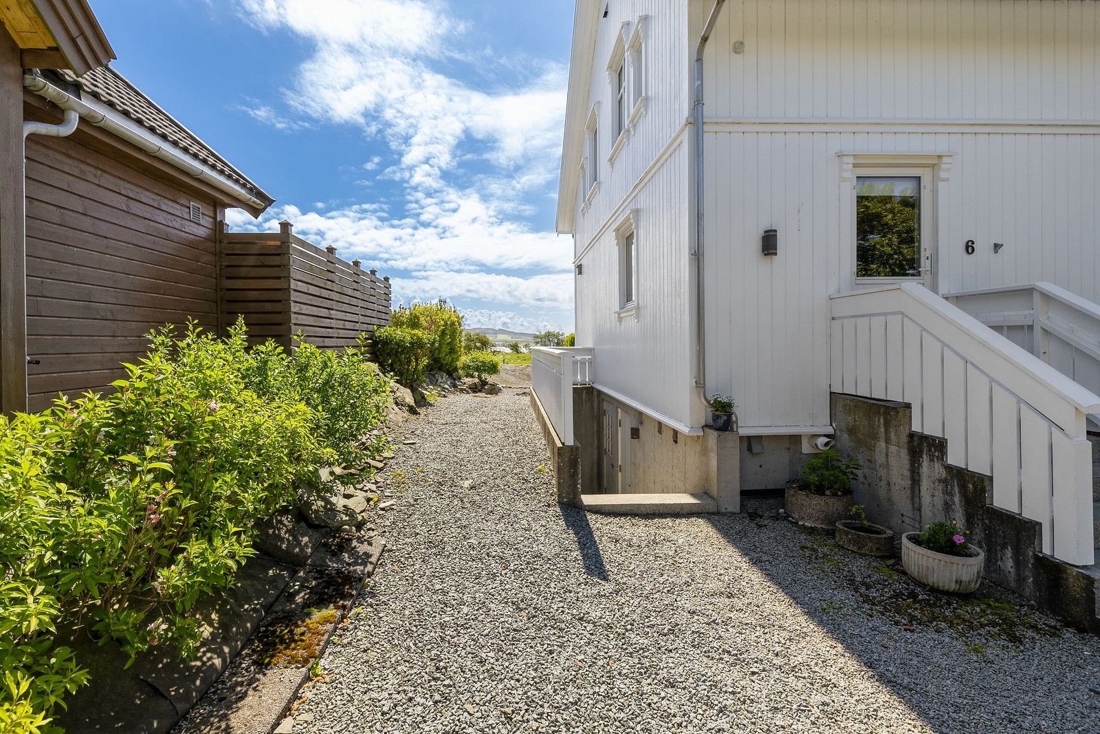 Innkjørsel og nedgang til dør Galleribilde