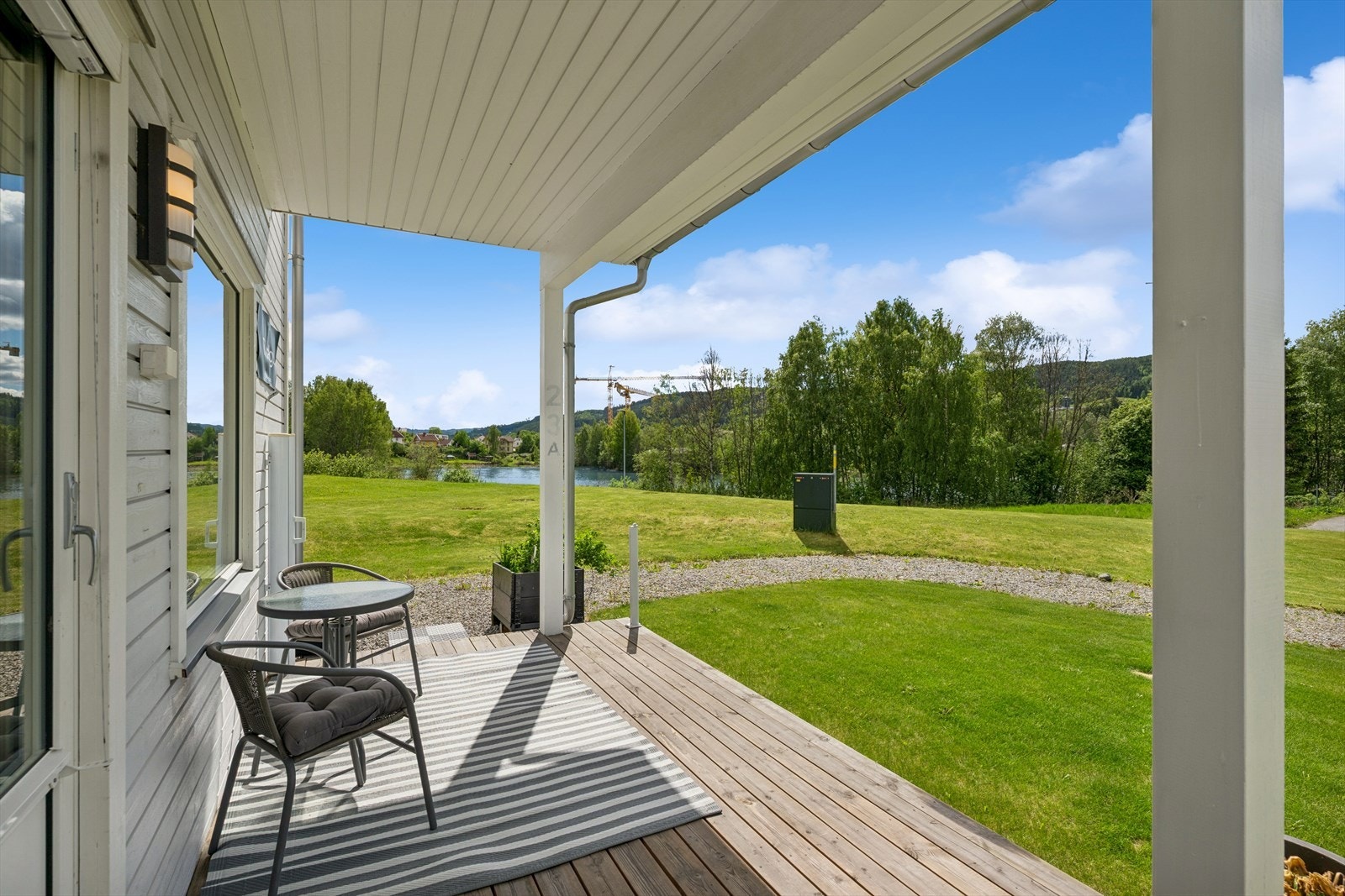 Overbygd terrasse med en plenflekk like utenfor Galleribilde