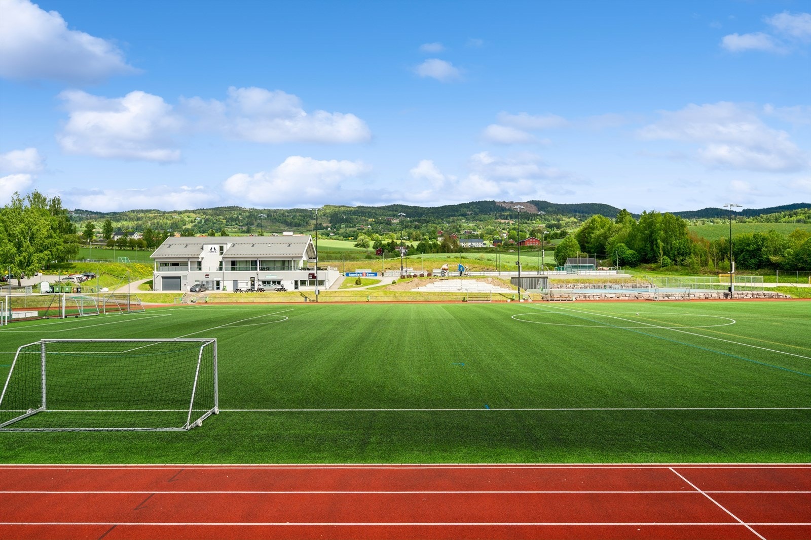 Gran idrettsplass ligger like ved Gran ungdomsskole, med flere fotballbaner, løpebane og lekeplass. Galleribilde