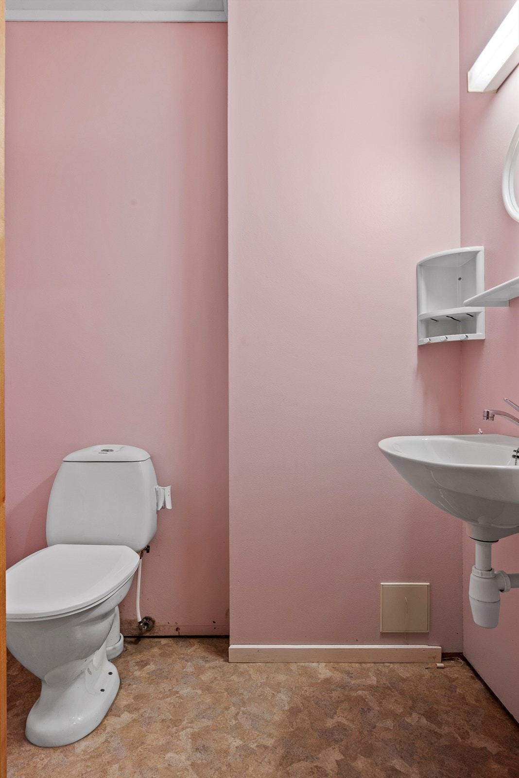 I tillegg til badet har boligen to separate toalettrom, samt eget vaskerom Galleribilde