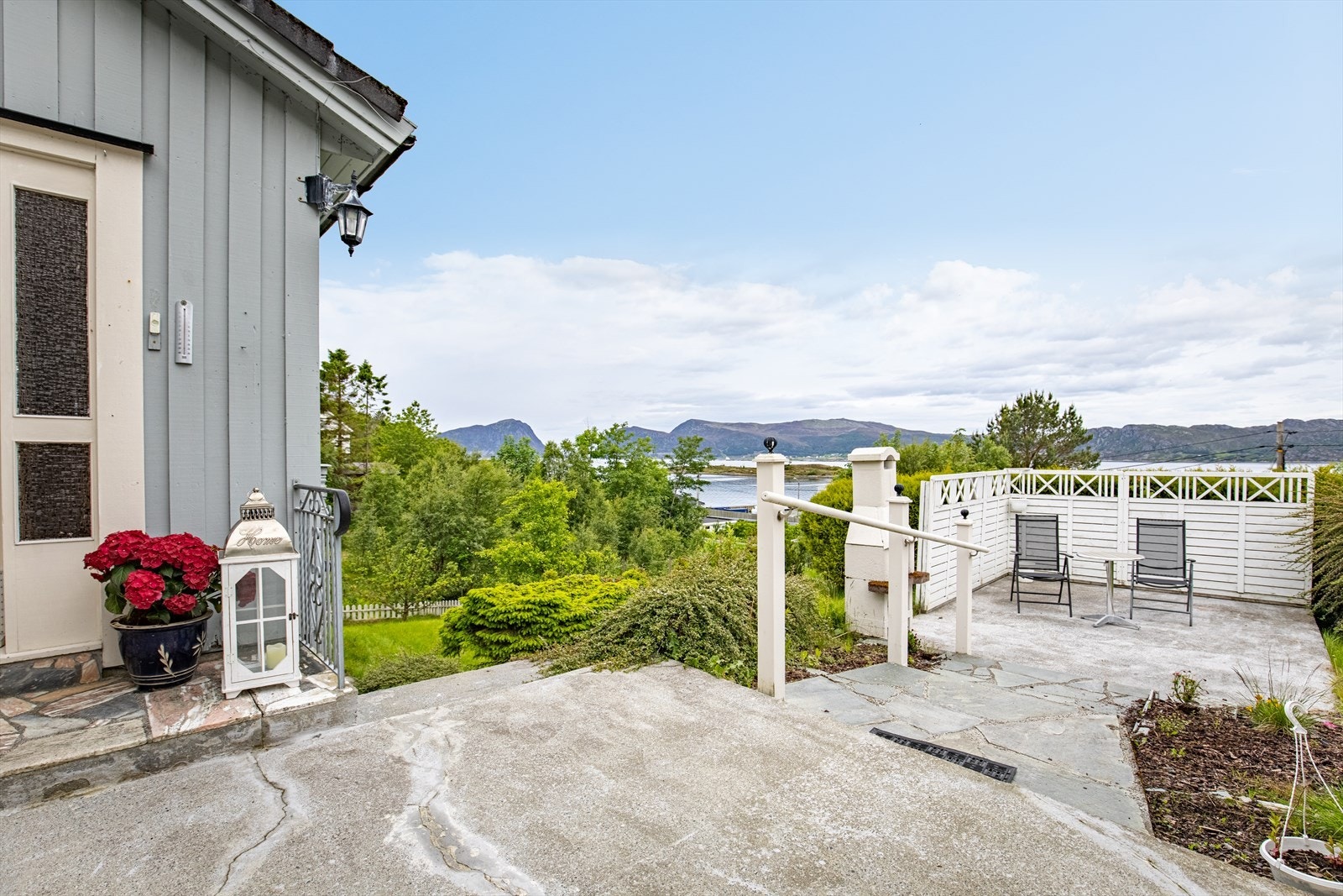 Koselig terrasse hvor man kan nyte ettermiddagssol på fineværsdager Galleribilde