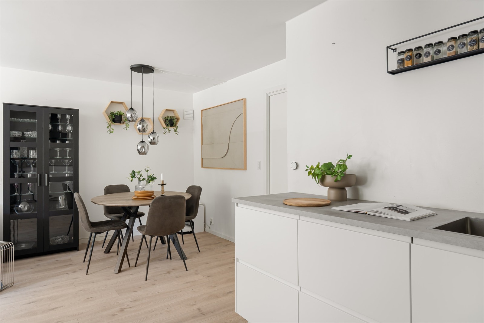 Benkeplate i laminat og slette, hvite fronter gir et stilrent uttrykk. Galleribilde