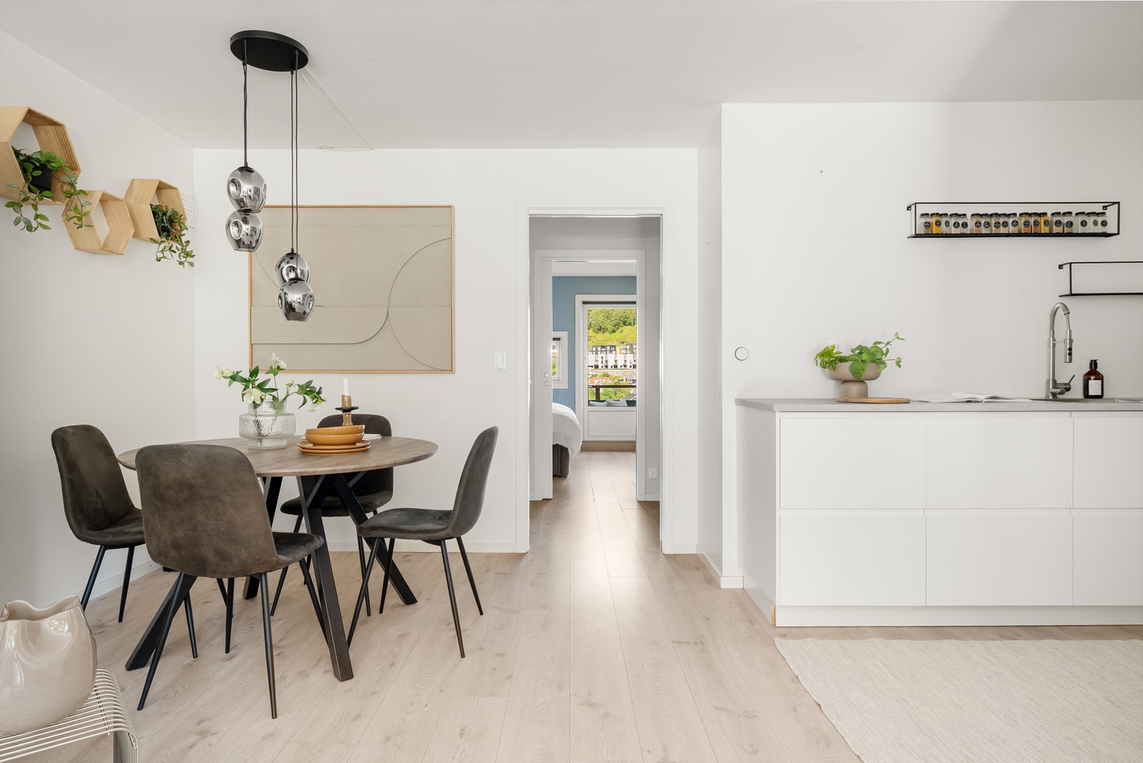 Leiligheten har en arealeffektiv planløsning med to soverom. Galleribilde
