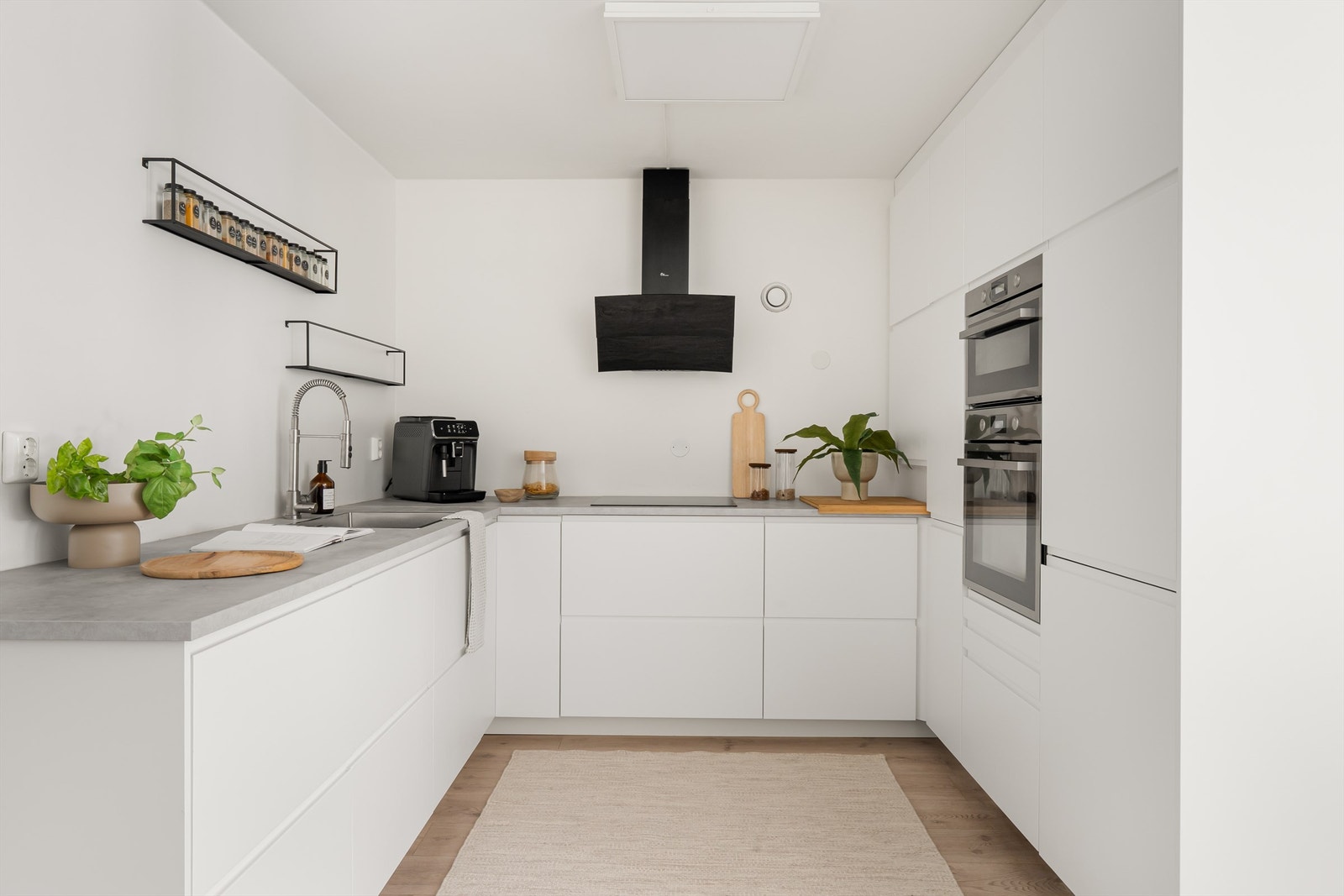 Praktisk U-formet kjøkken fra IKEA, installert i 2019. Galleribilde