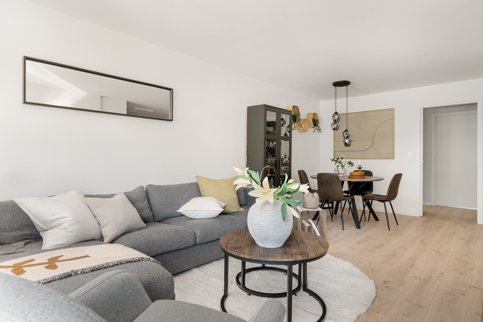 Stuen har god plass til både sofagruppe og spisebord. Galleribilde