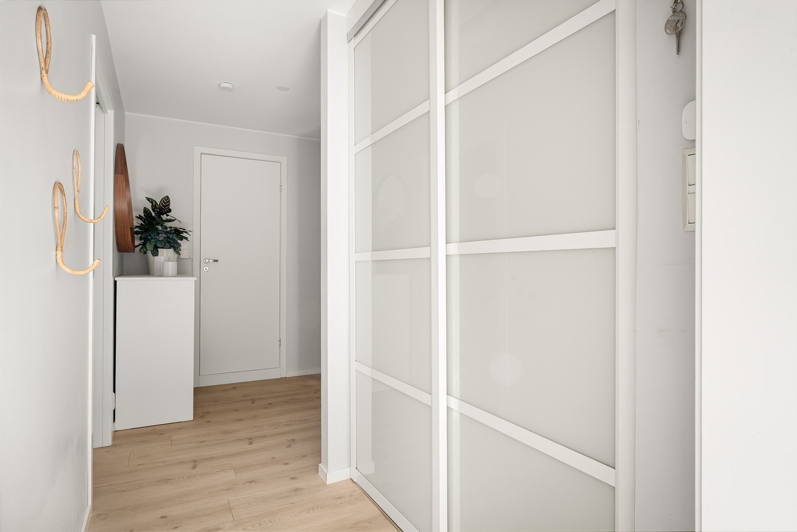 Entré med plassbygget garderobe med skyvedører. Galleribilde