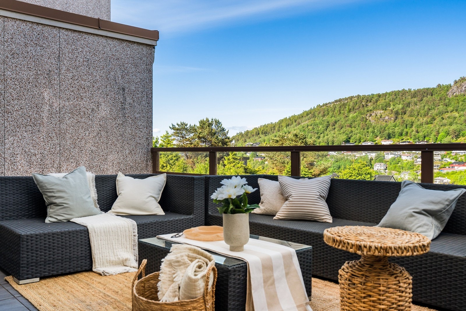 Leiligheten har til sammen 43 m² med privat terrasse- og balkongareal. Galleribilde