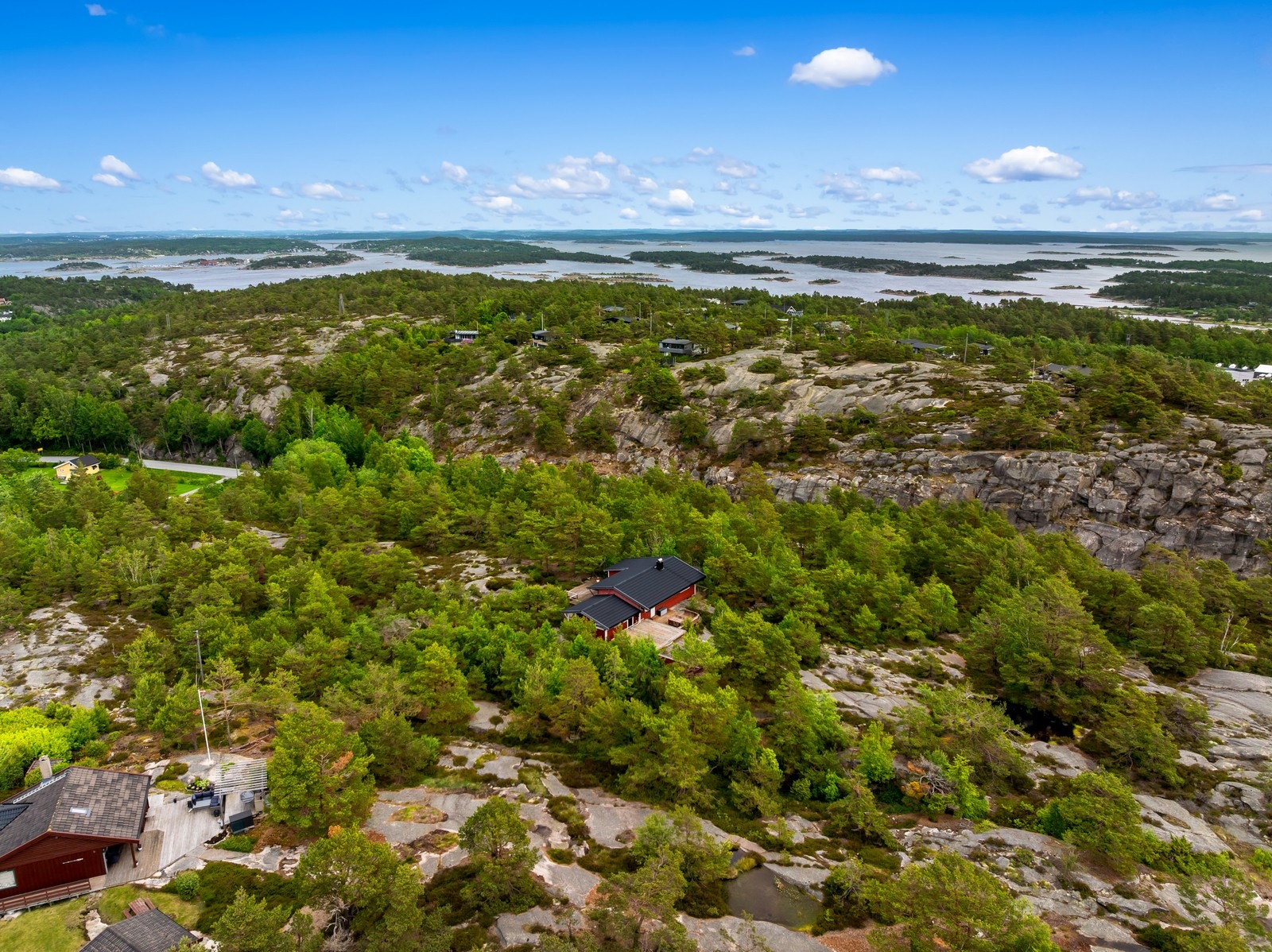 Dronebildet viser eiendommens flotte beliggenhet med kort vei til sjøen og Hvalers karakteristiske skjærgård. Galleribilde