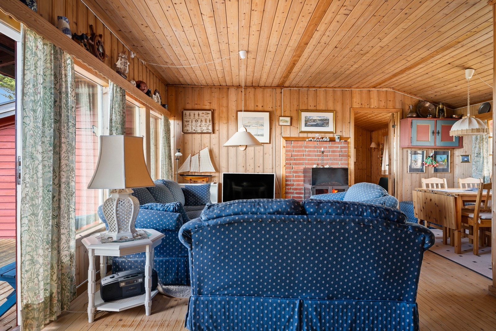 Store vindusflater slipper inn godt med dagslys og gir utsyn mot de grønne omgivelsene. Galleribilde